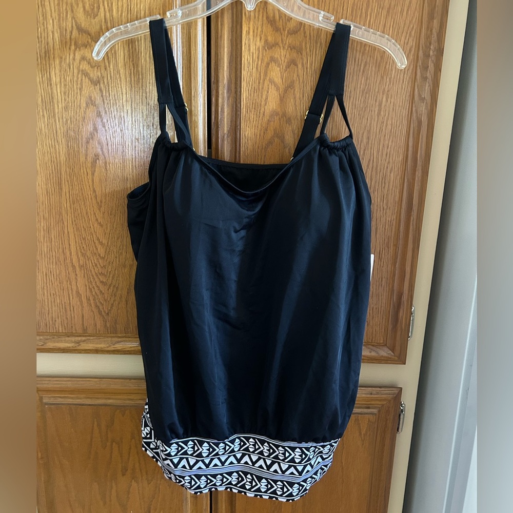 NWT Fullfitall Black and White Women's Top
